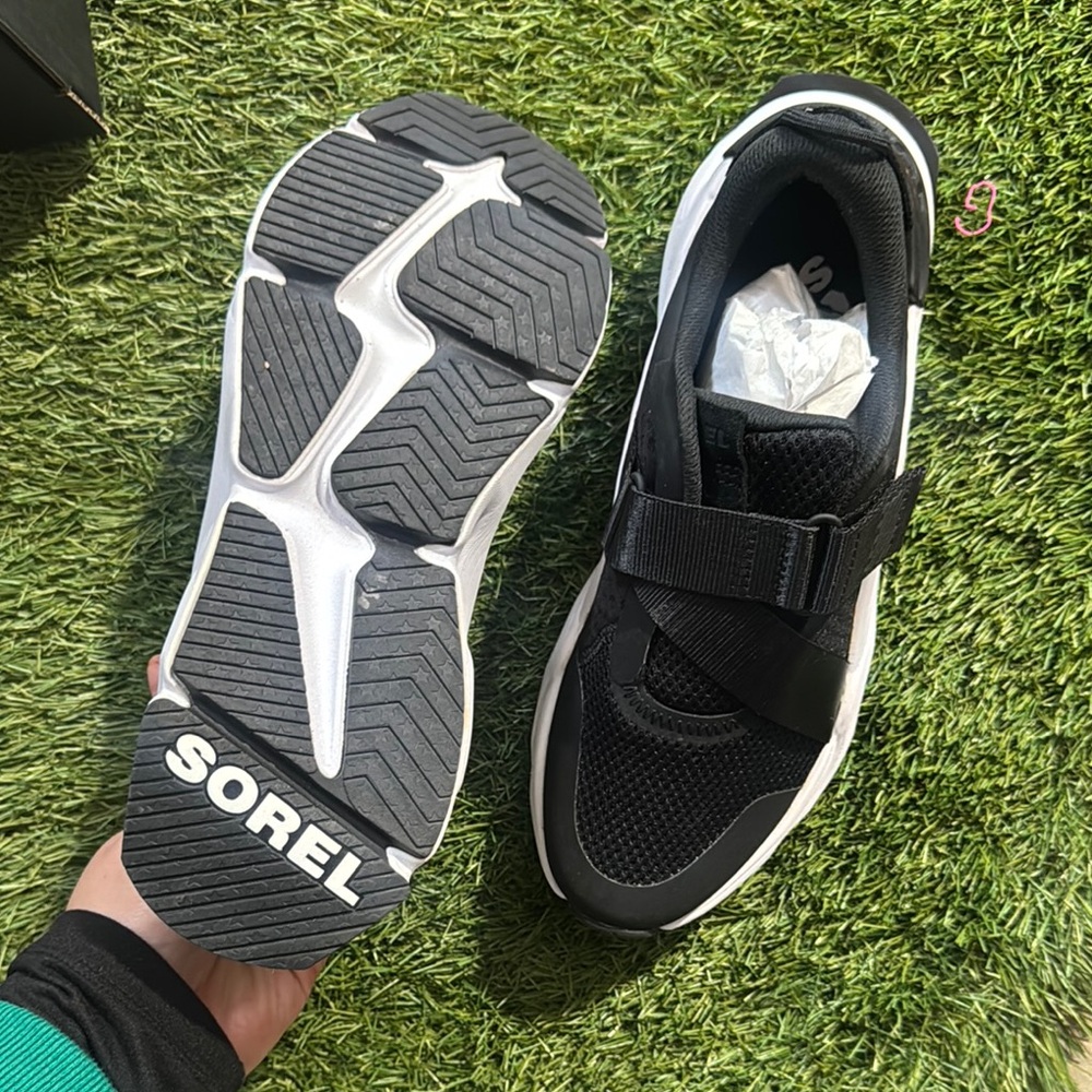 Sorel Kinetic RNEGD Strap Shoes in Black and White